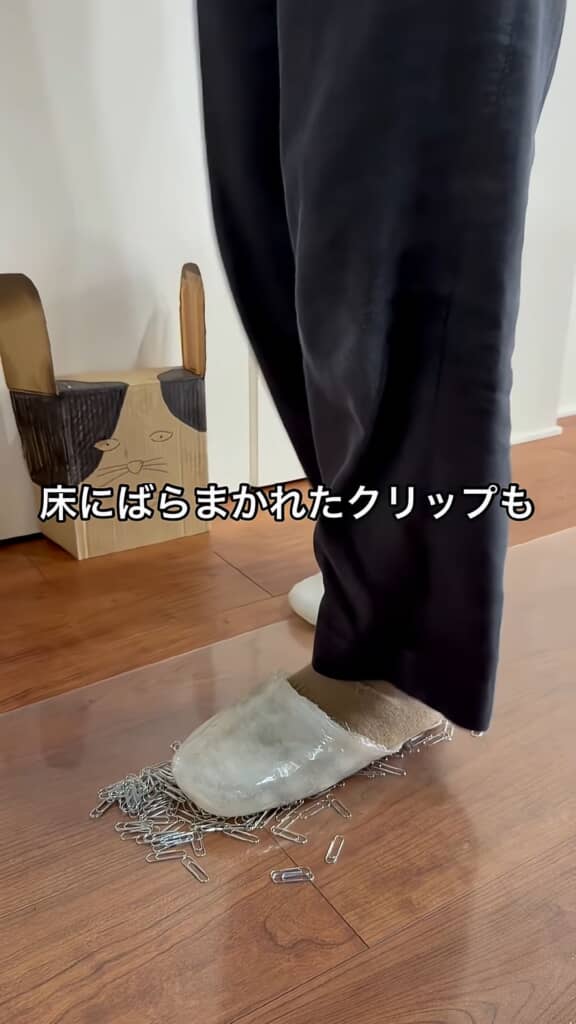 ボンド製スリッパを履いてクリップの上を歩く
