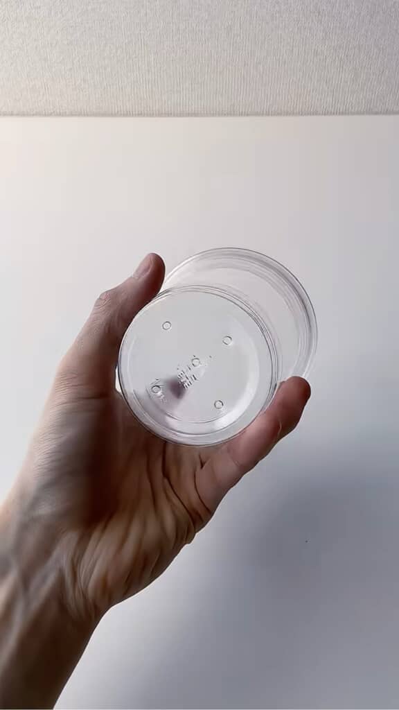 プラカップに穴を開けると水はけが良くなります