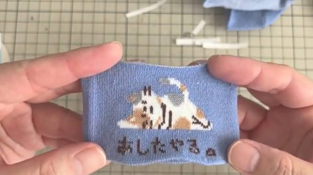 イラストの上下を切り、下の部分は両面テープで折り返します