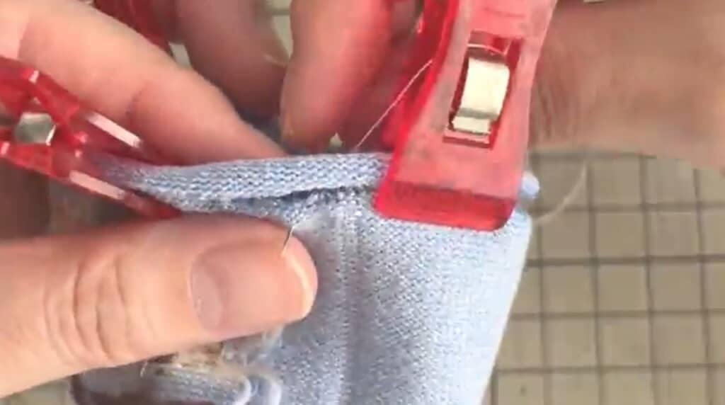 本体に履き口を差し込んで縫います
