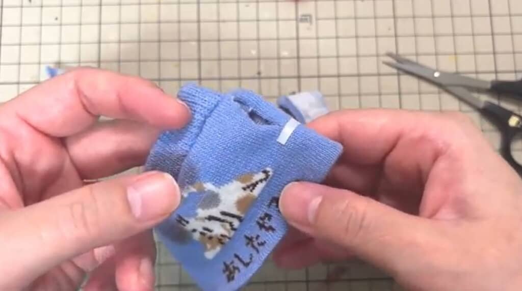 袖の位置に切り込みを入れます