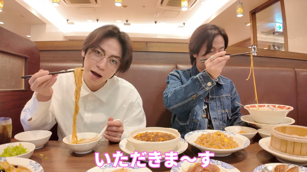 「濃厚担々麺」を堪能（画像はYouTubeから）