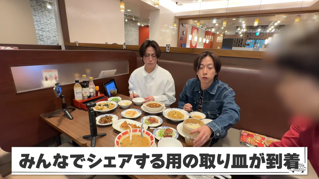 テーブルいっぱいの中華料理（画像はYouTubeから）