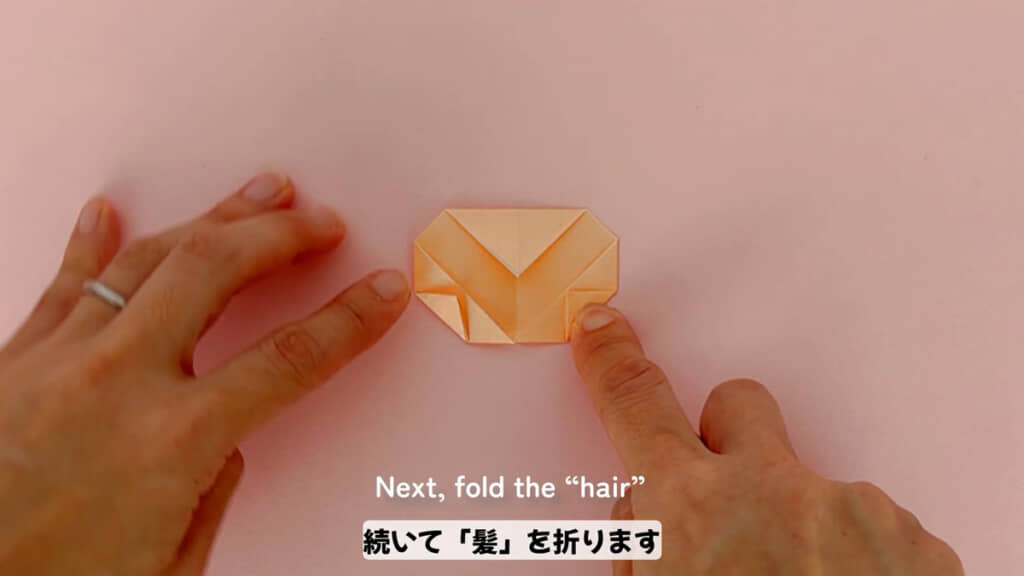 ベージュ色の折り紙で作った丸い顔