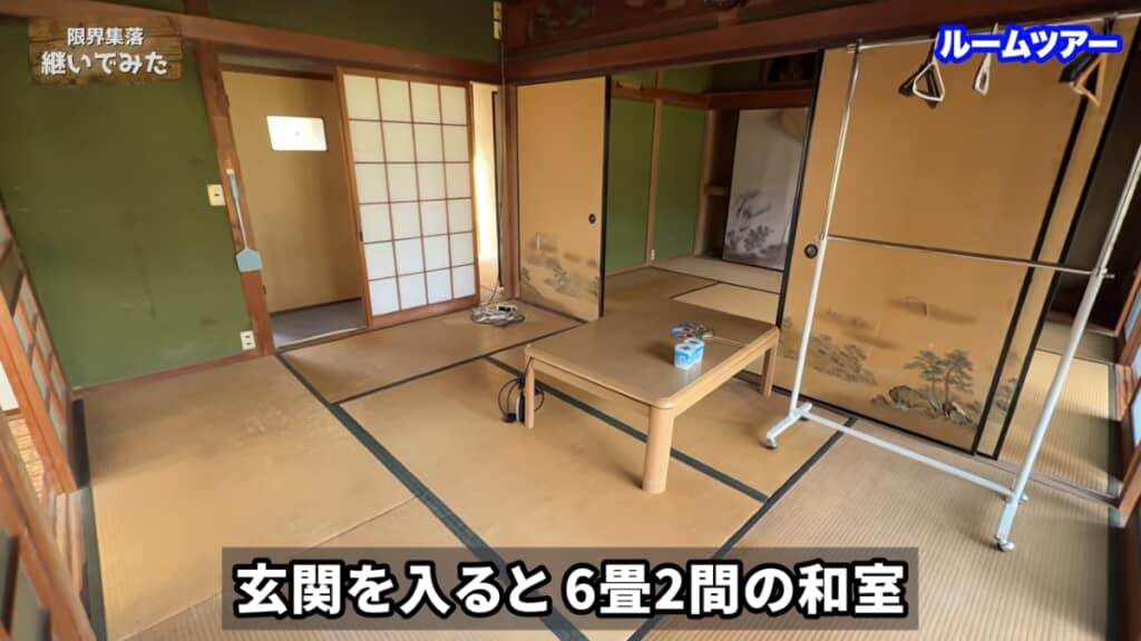 玄関を入ると6畳2間の和室があります