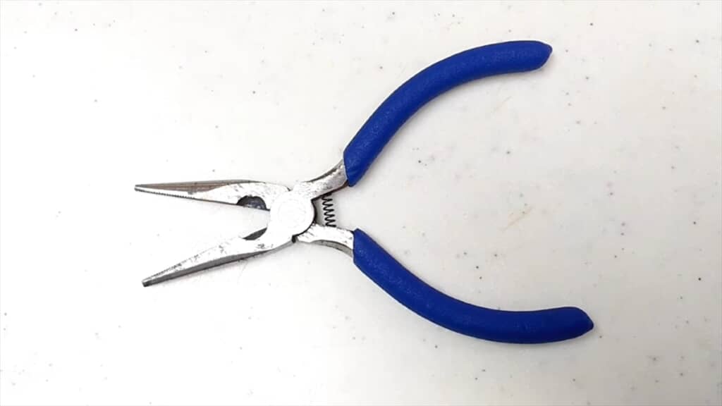 使うのはペンチだけ