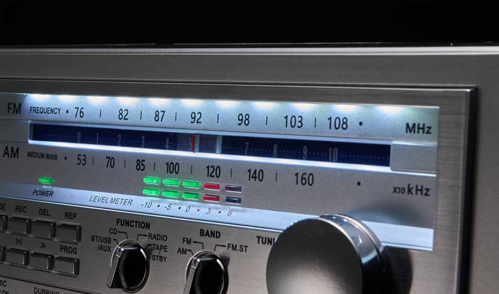 AM／FM ワイドバンドデジタルチューナー搭載