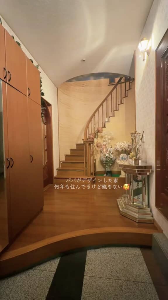 父がデザインした実家の玄関からの光景