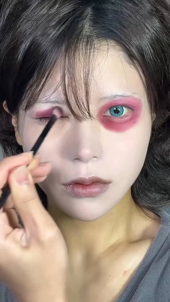 女型の巨人に変身する様子を公開