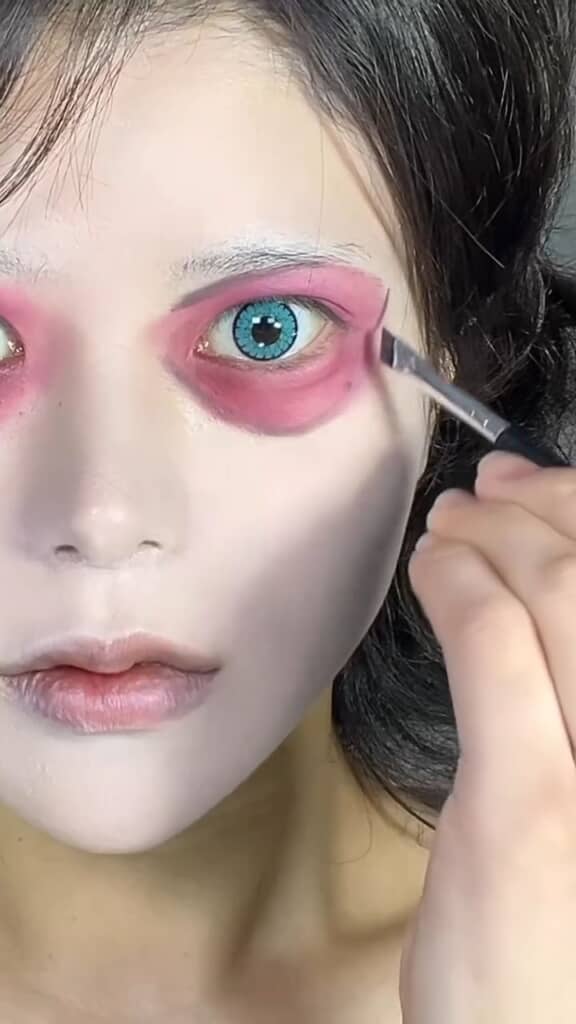 目の周りをメイクするKyonさん