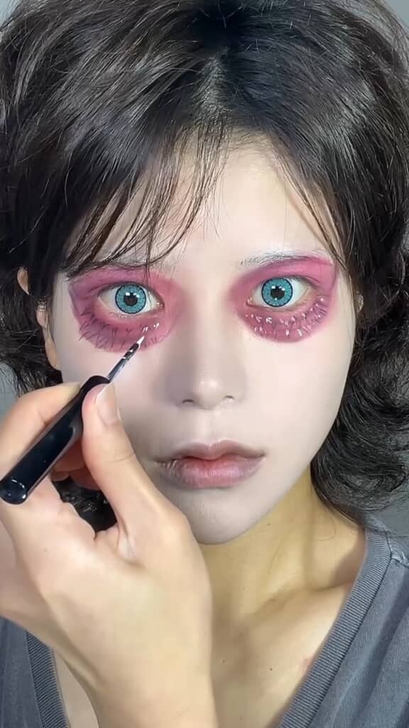 目の下に白い線を引く様子