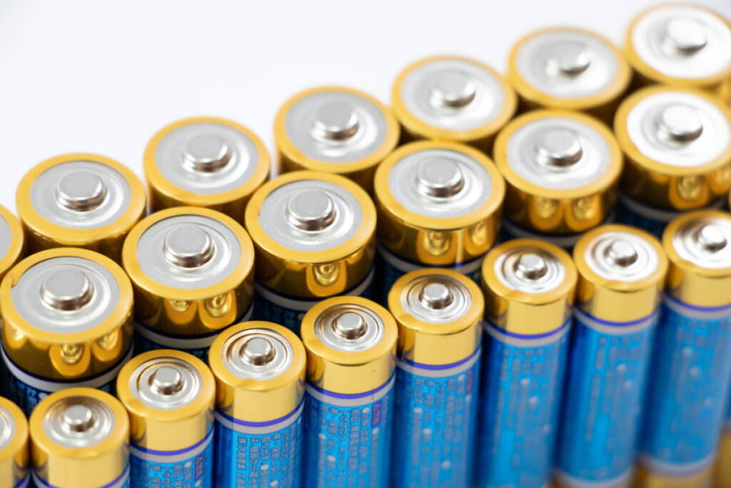 充電池にメモを貼ったら……（出典：PIXTA）