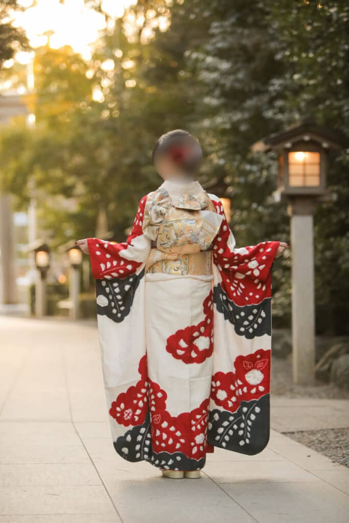 赤と藍色の花柄がきれいな振袖