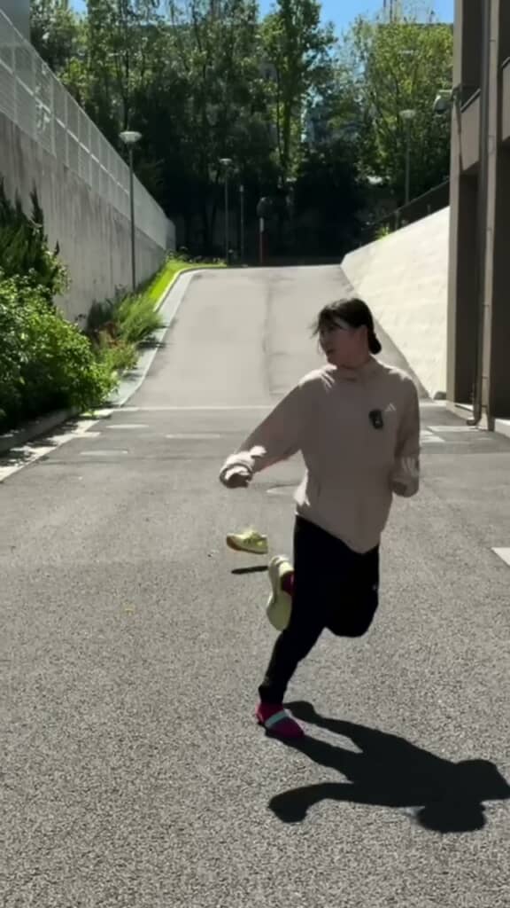 走っている最中に靴が脱げてしまった人