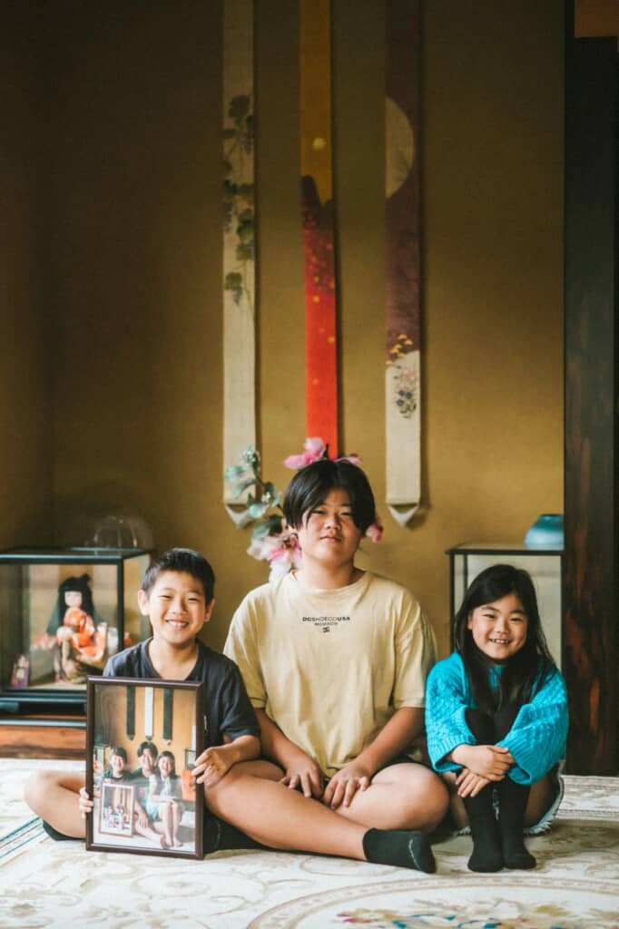 7年目。妹さんはお兄ちゃんの膝に乗るのがもう恥ずかしくなったようです。