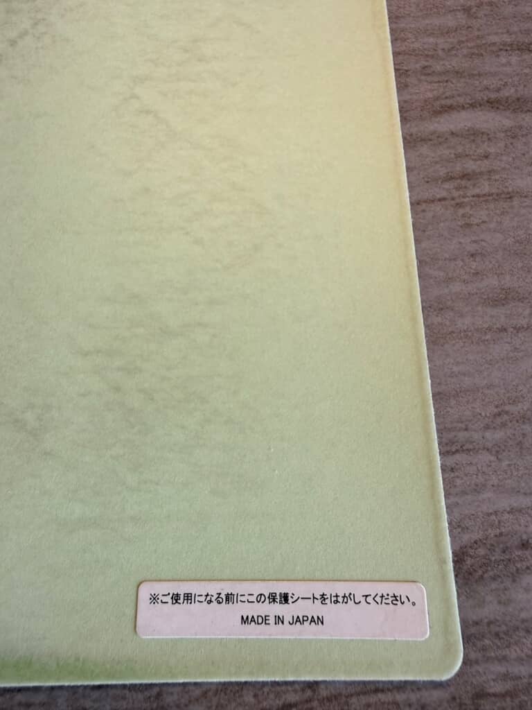 裏面の保護シートを貼ったまま何年も使っていたマウスパッド