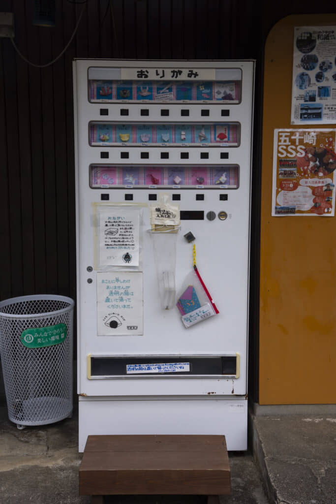 「おりがみ」と書かれたレトロな自販機