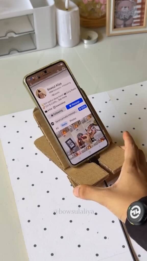 90度ひねり、横から見てX字型になったら完成。くぼんだ部分にスマホを立てられます
