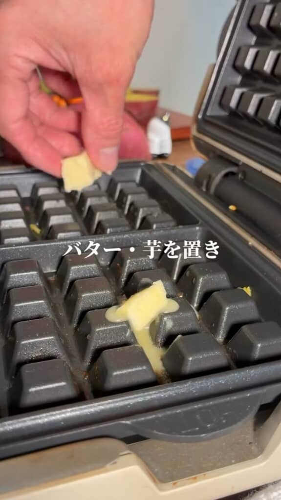ワッフルメーカーにバターを敷く