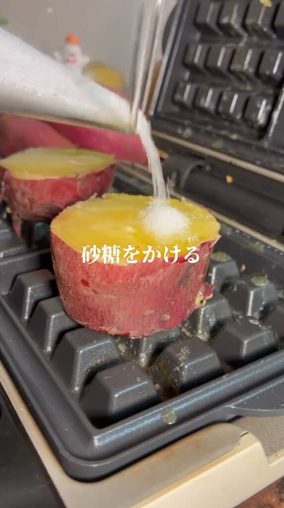 焼き芋にグラニュー糖をかける
