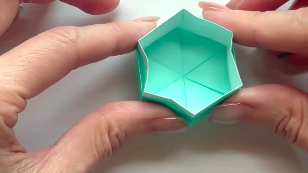 フタをハメるための遊びを持たせます
