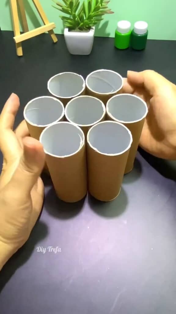 トイレットペーパーの芯を7本、上から見るとハチの巣っぽくなるよう束ねて接着