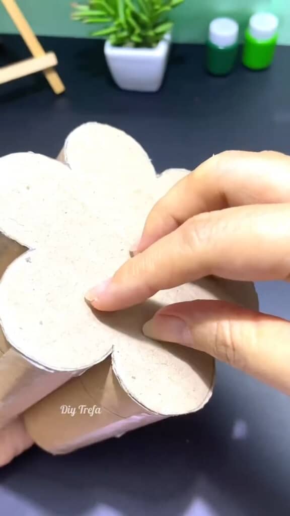 断面と同じ形に切り抜いた厚紙で、筒の片方をふさぐ