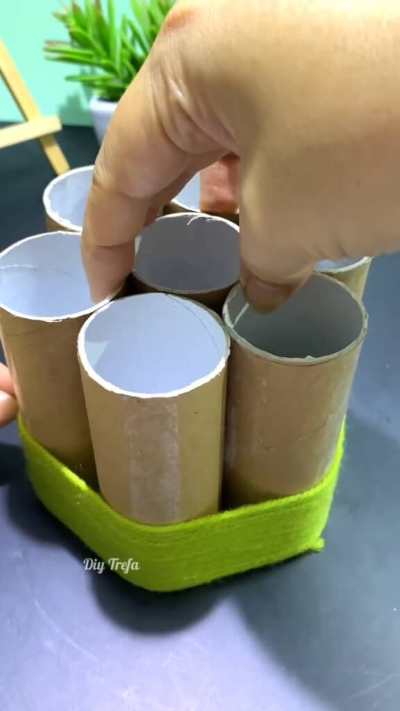 両面テープの上から毛糸を巻く。巻き終わりは接着剤で留めます