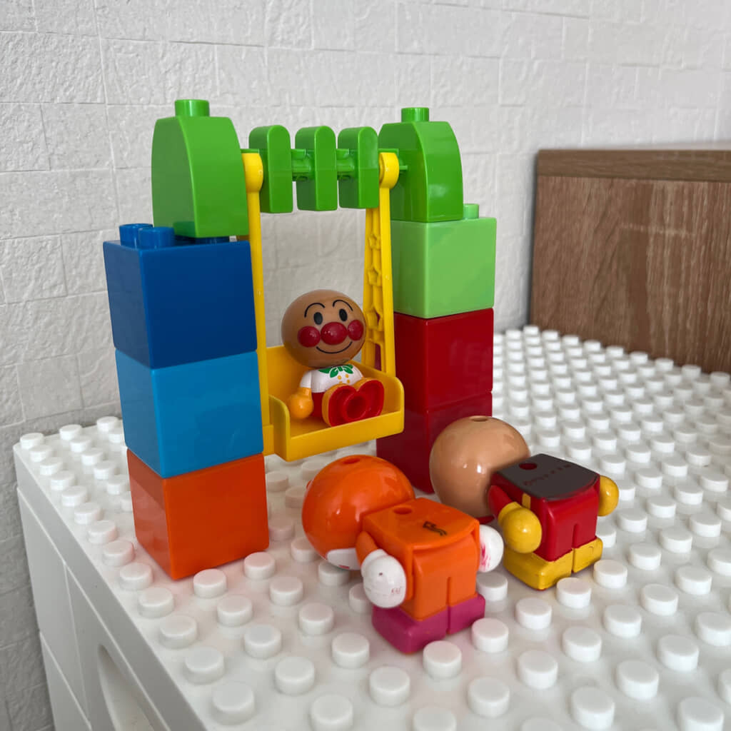 2歳児がアンパンマンで作ったワンシーン。大人の目からは、絶対的な上下関係が見えてくるような……