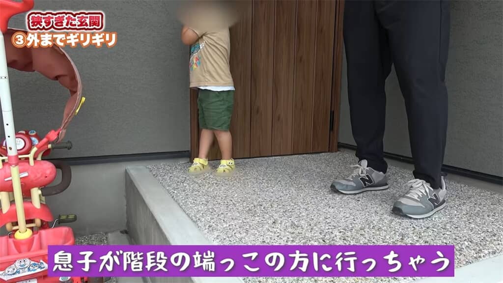 玄関にいるこども
