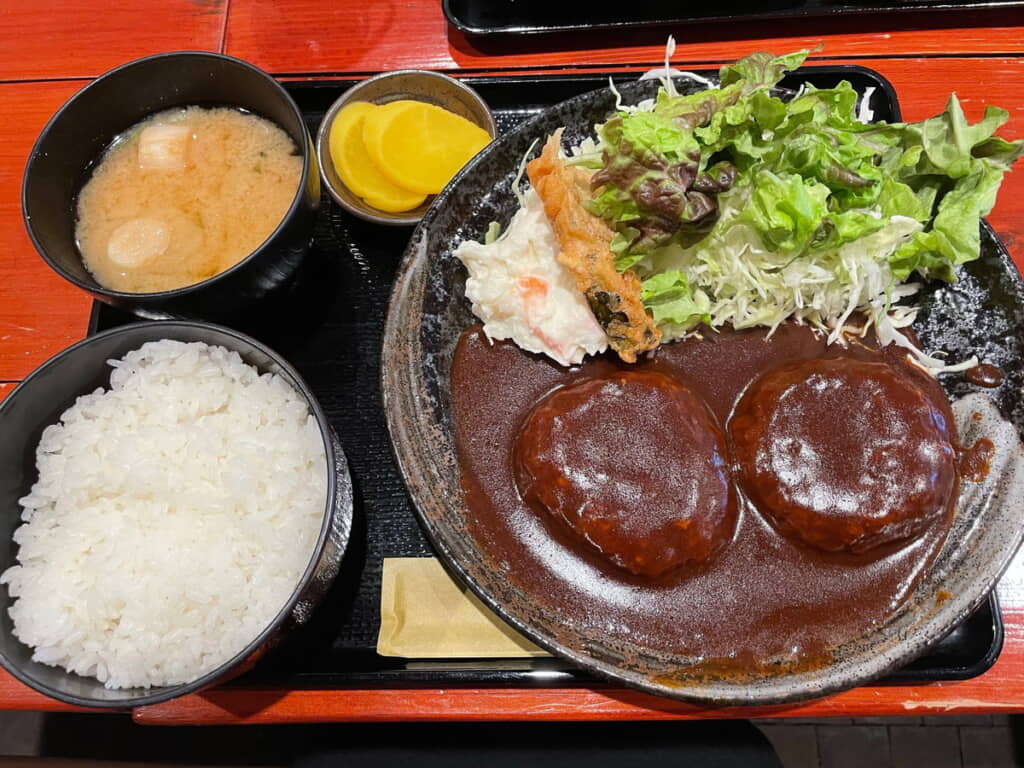 おいしそうなハンバーグ定食も