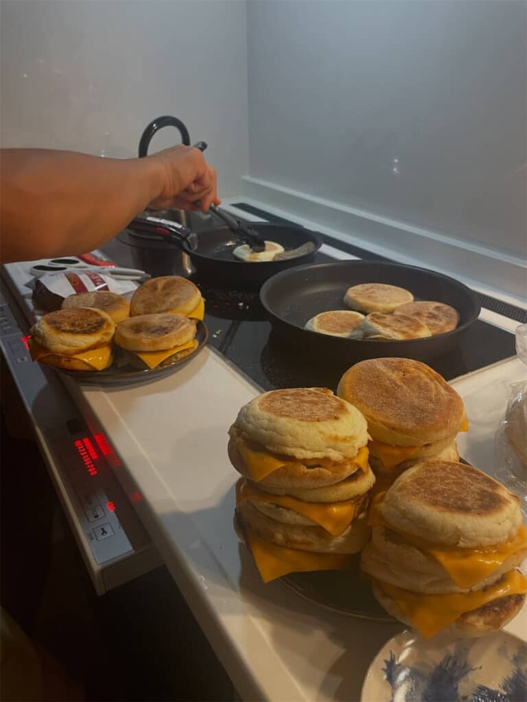 マフィンを焼く夫