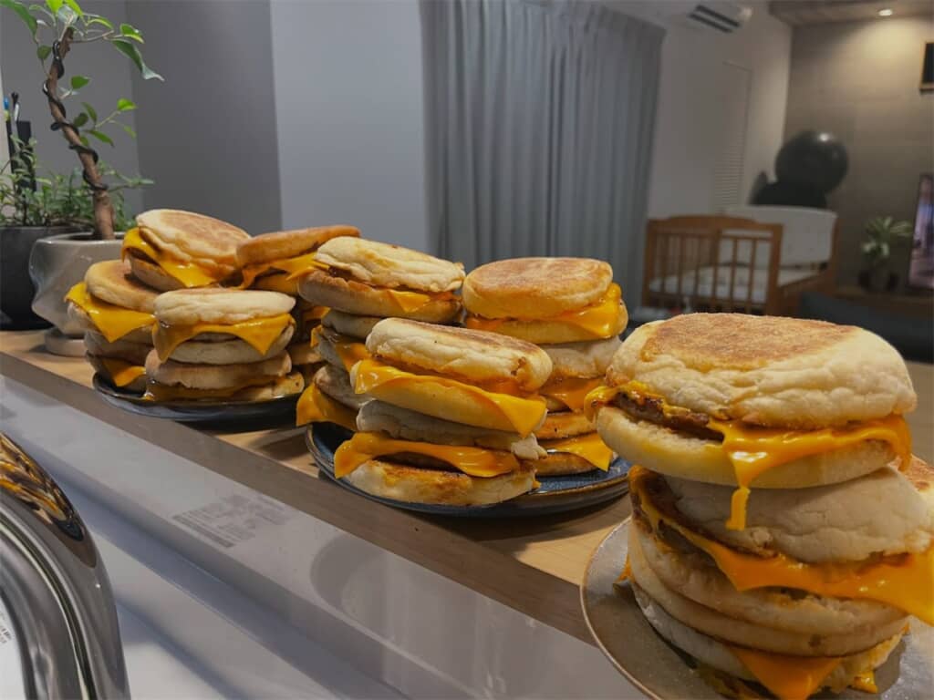 大量のマックグリドル風サンド
