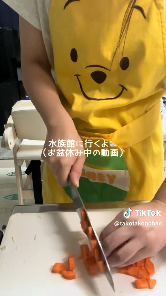 朝5時起きでニンジンをカット