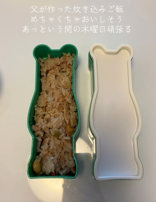中身はお父さんお手製の炊き込みご飯でした!