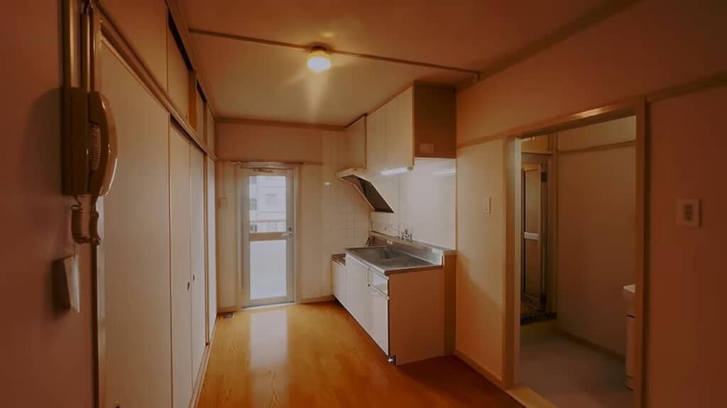 キッチンと脱衣所、ベランダへ続く扉、和室へ続く引き戸