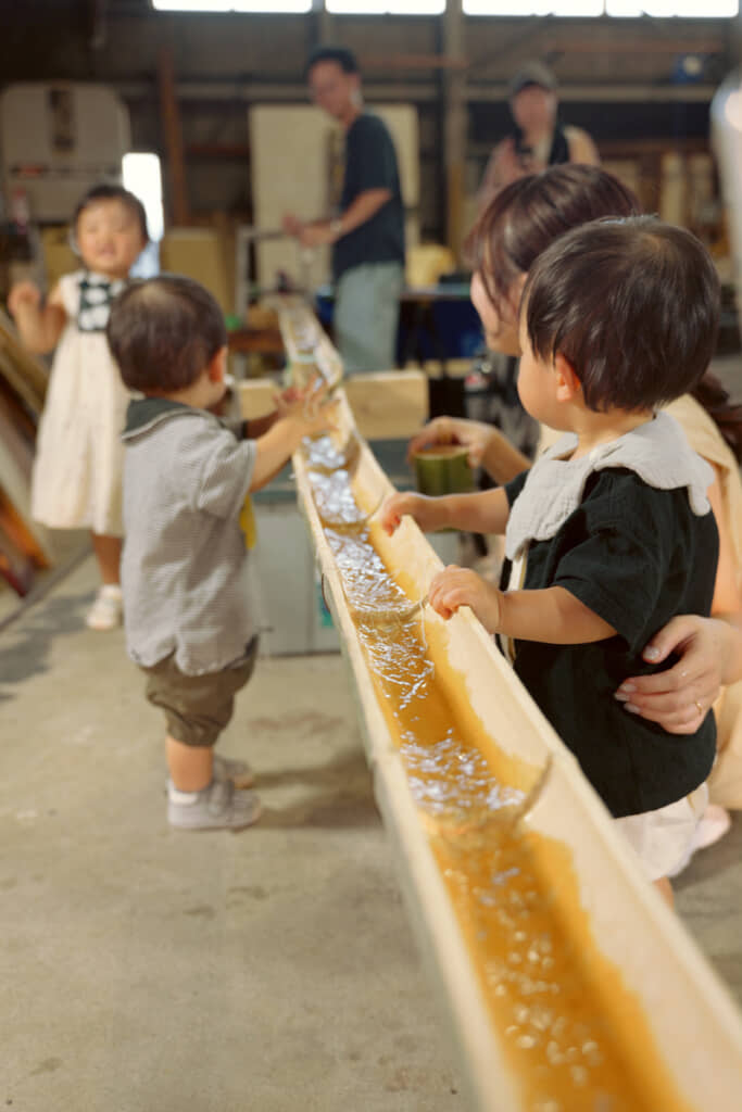 割って節を抜いて流しそうめん!