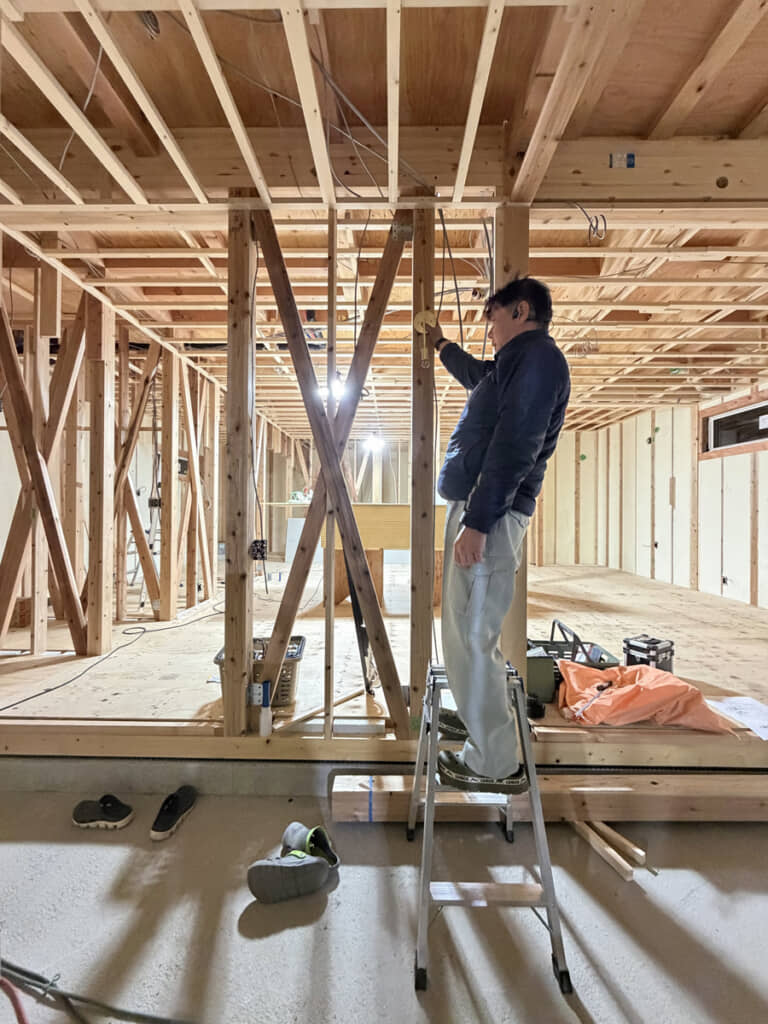 息子宅の建設に臨むお父さん