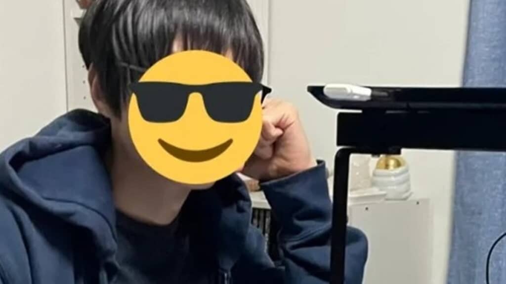 頭の上のほうの位置にPCが……?