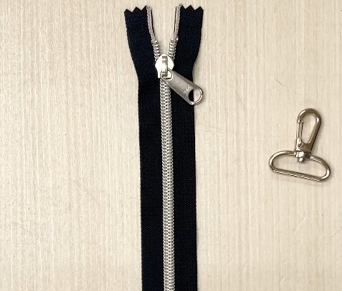 ファスナーにナスカンを通して縫うと、小銭入れが完成　目からウロコのアイデアに「めっちゃ便利！」「凄い」「作ってみます」【ユザワヤ】（1/2） | ハンドメイド ねとらぼ