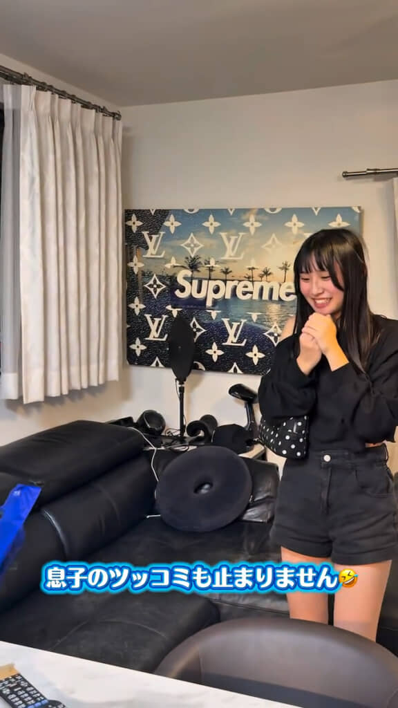 家にやってきた息子の彼女がパパに袋を渡してきた