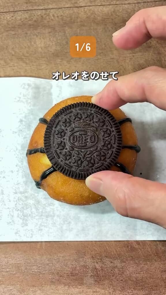 ドーナツにチョコペンで線を描いて、オレオをのせます
