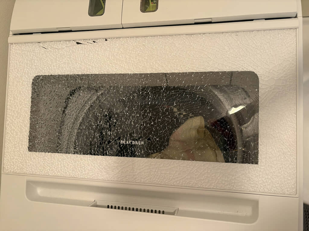 洗濯機のガラスにヒビがぎっしり……!