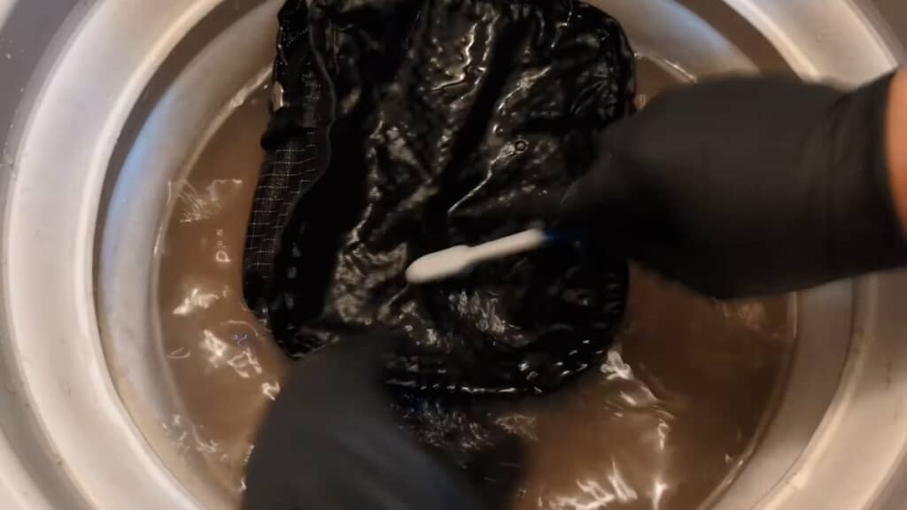 歯ブラシで表面をこすると水が黒くなっていく