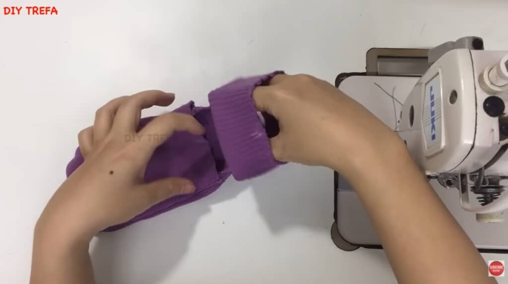 裾のリブで縫った輪を合わせて……