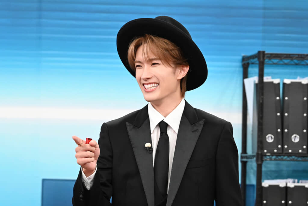 タキシード姿の山中柔太朗さん