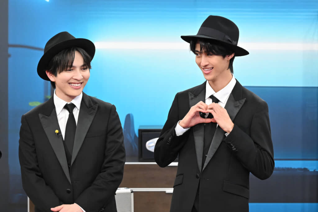 タキシード姿の吉田仁人さん（左）、曽野舜太さん