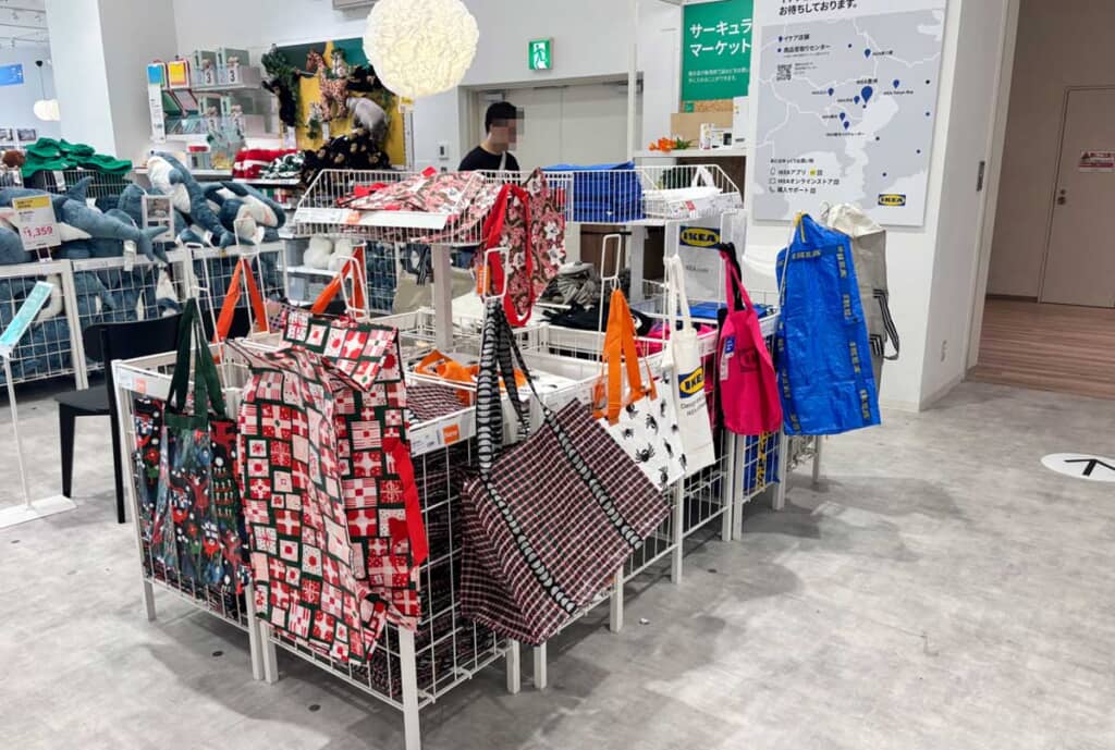 おなじみの青いバッグ（フラクタ）も並ぶ