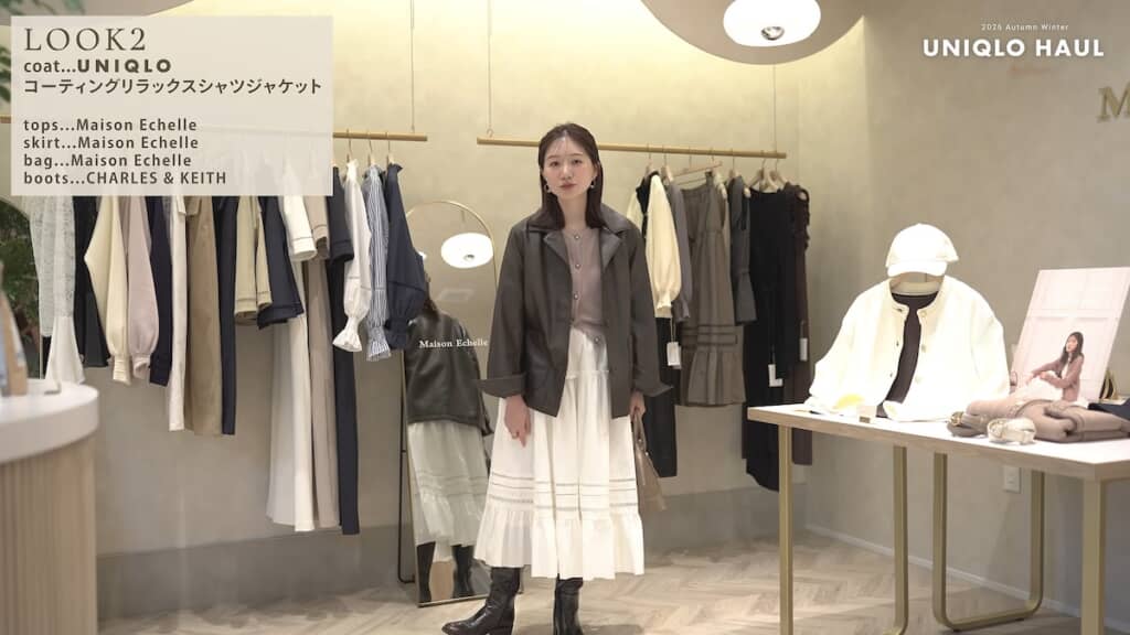フェミニンなアイテムと合わせると映えるレザージャケット