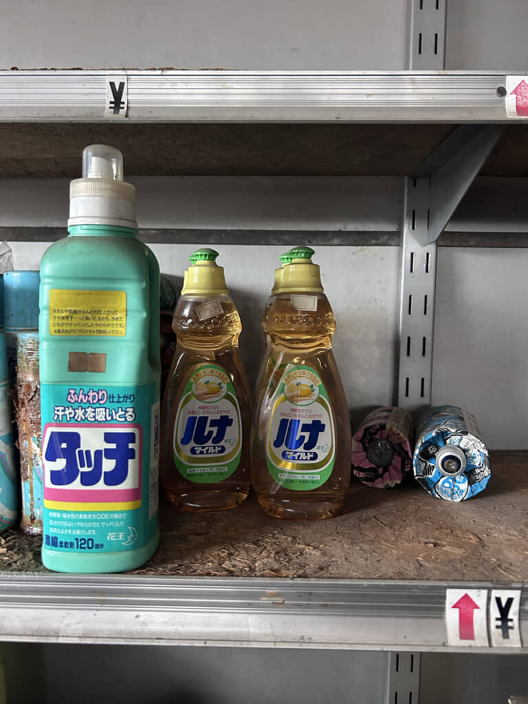 廃盤の商品が並ぶ棚。生産停止の白熱電球も